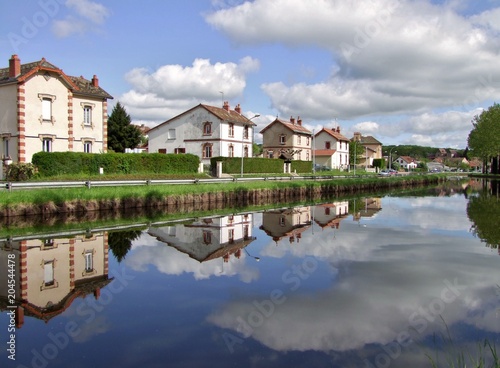 Reflets dans un canal.