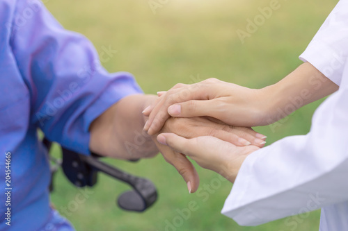 Foto Taking care of the elderly people, nurse comforting patient.