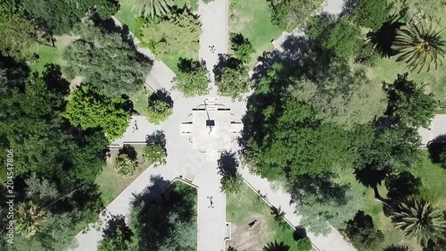 plaza de pueblo vista aérea con alejamiento