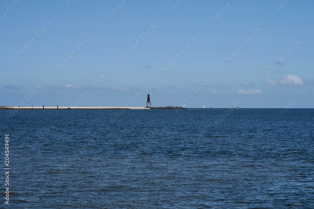Blick über die Grimmershörner Bucht in Cuxhaven auf die Kugelbake als Wahrzeichen des Nordseebades