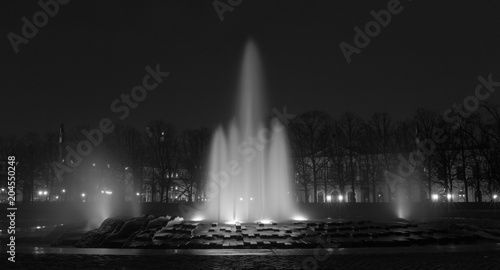 Springbrunnen auf der Museumsinsel in Berlin bei Nacht