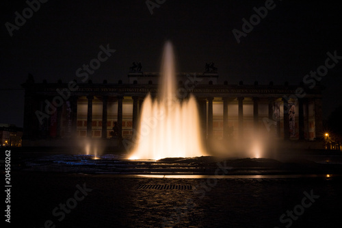 Springbrunnen auf der Museumsinsel in Berlin bei Nacht