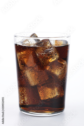 Vaso de refresco de cola con hielo sobre fondo blanco