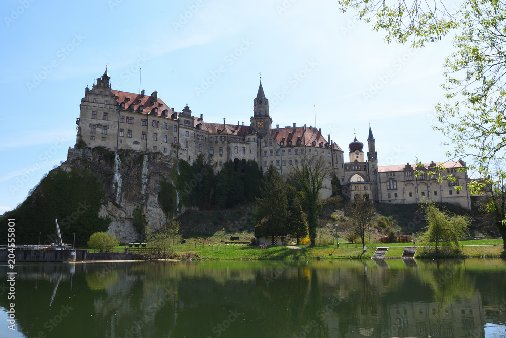 Obraz premium Sigmaringen (Zollernalbkreis), Baden-Württemberg, Deutschland - April 21, 2018 : Blick auf Schloss Sigmaringen.