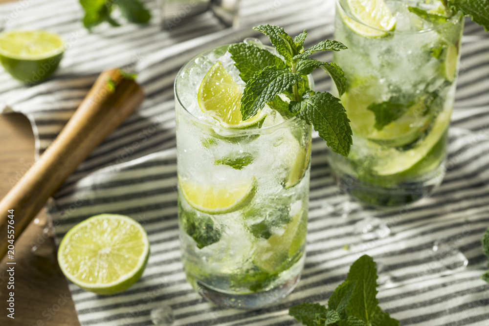 Refreshing Mint and LIme Mojitos Refreshing Mint and LIme Mojitos