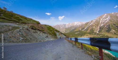 Fotografia motorcyclist rides in the mountains on the road