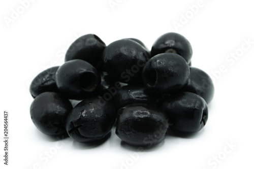 Schwarze Oliven isoliert freigestellt auf wei  en Hintergrund  Freisteller 