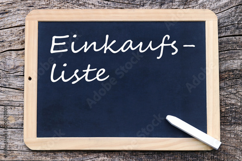 Einkaufsliste auf einer Tafel geschrieben photo