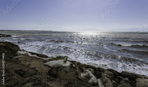 Bolsas de arena para contener las olas en la costa