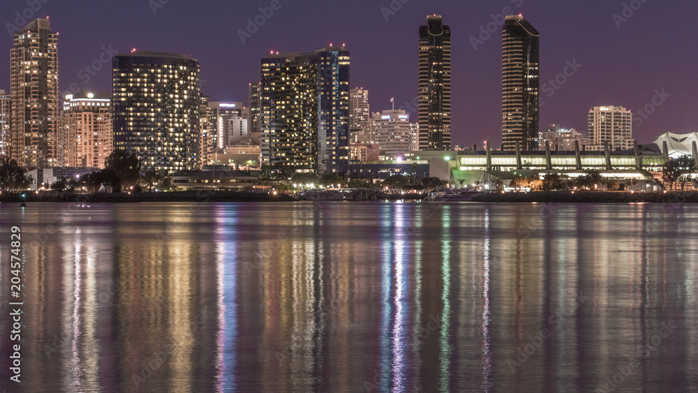 Panorámica de San Diego de noche con reflejos en el mar