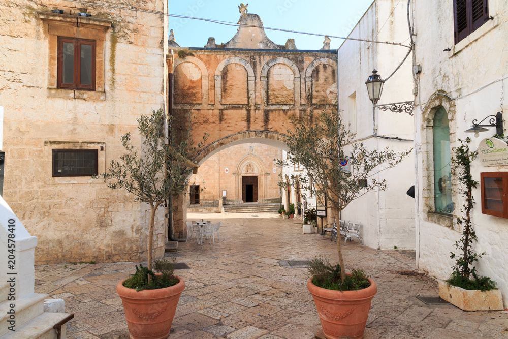 Italy, SE Italy, Brindisi, region of Apulia, Ostuni.  Duomo di Ostuni; Basilica concattedrale di Santa Maria Assunta.  Archway to entrace of cathedral.