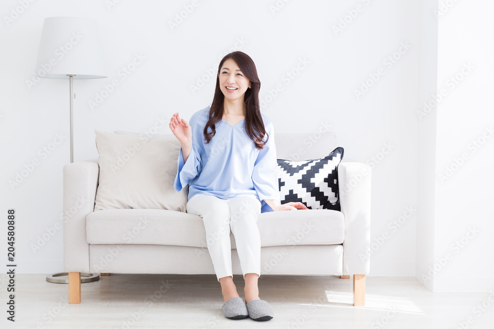 ソファに座る女性 ソファに座る女性