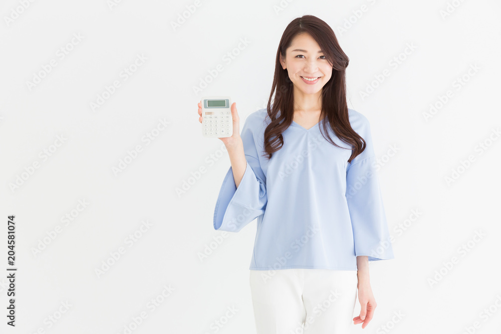 電卓を持つ女性 電卓を持つ女性