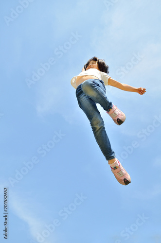 青空でジャンプする女の子