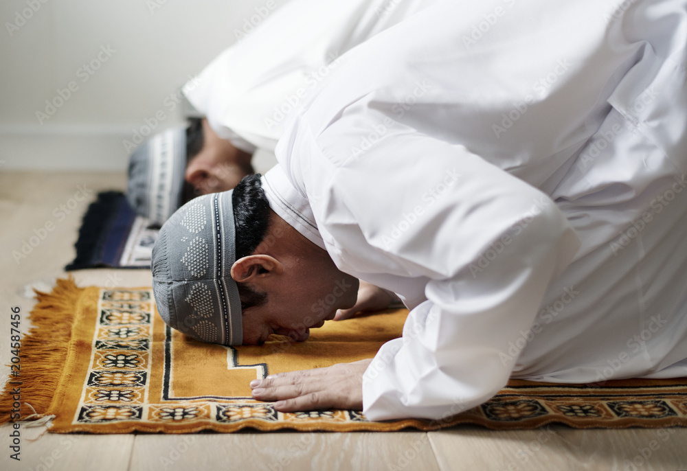 Fototapeta premium Muslim men praying during Ramadan
