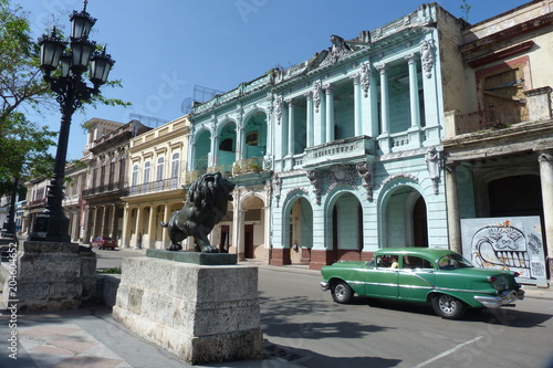 Prado mit Löwenskulptur und Oldtimer in Havanna. photo