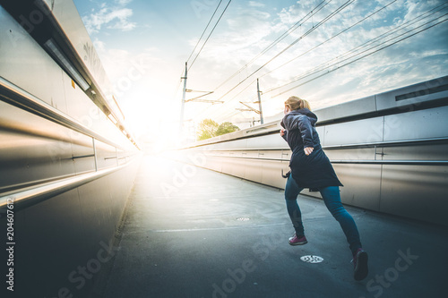 Junges Mädchen läuft in den Sonnenuntergang, urban; Erfolg