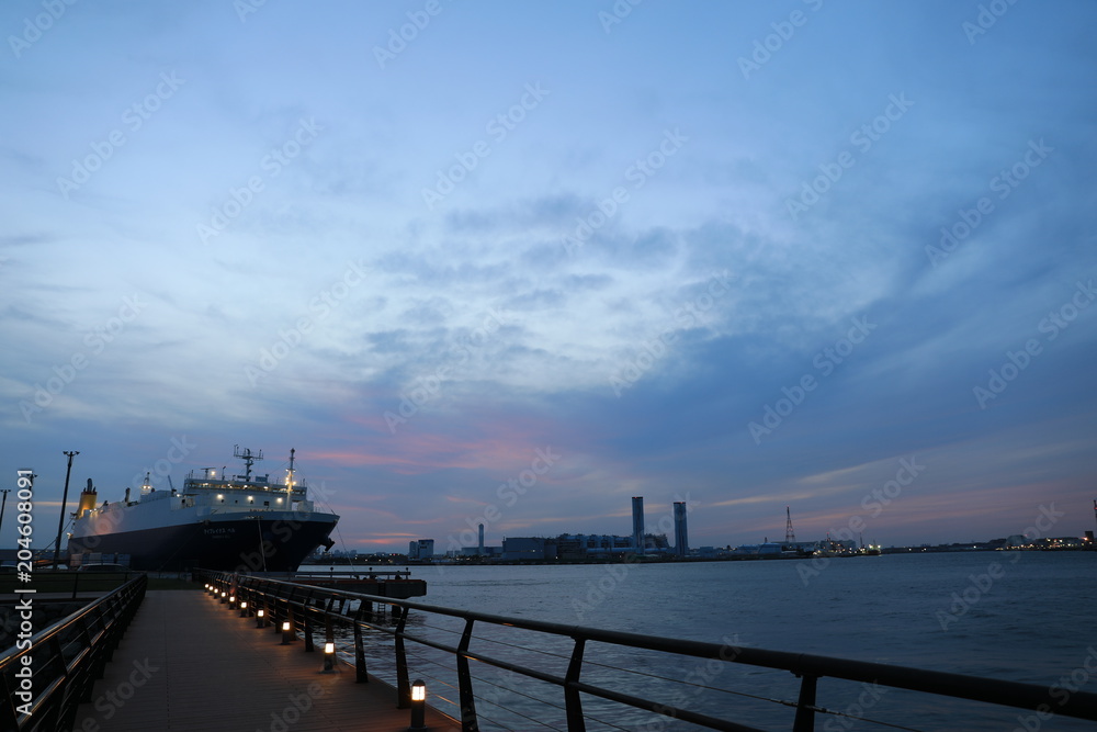 夕暮れの港と工場地帯