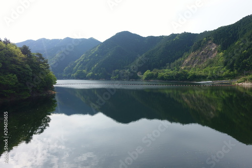 日本の山の中のダム湖