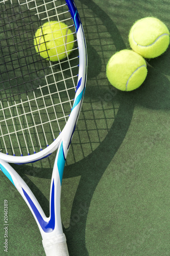 Tennis balls on a tennis court © Rawpixel.com