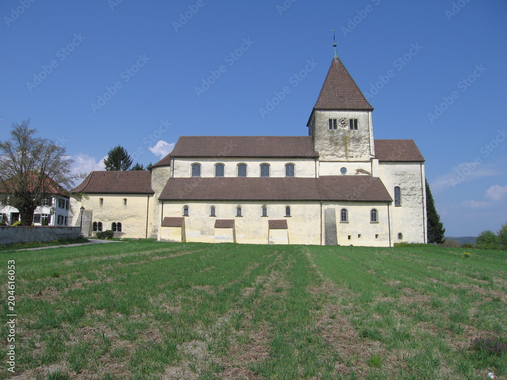Romanische Kirche St. Georg auf der Klosterinsel Reichenau im Bodensee.