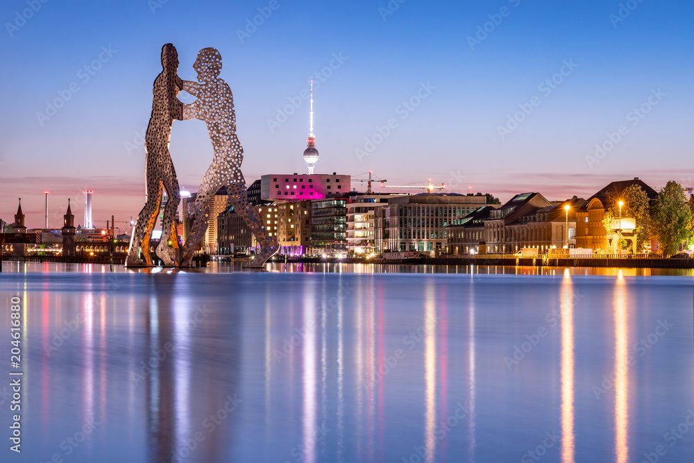 Fototapeta premium Widok na rzekę Szprewę z panoramą Cząsteczki Człowieka i Berlina