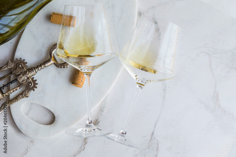 Fototapeta Weißwein auf einem Marmor Hintergrund 