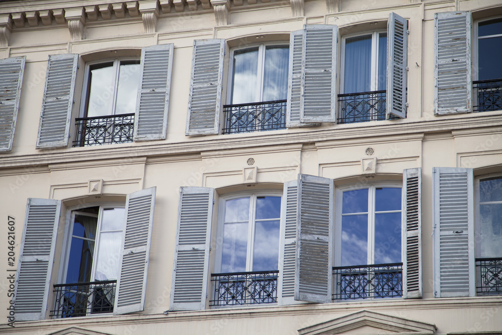 windows of old houses paris.