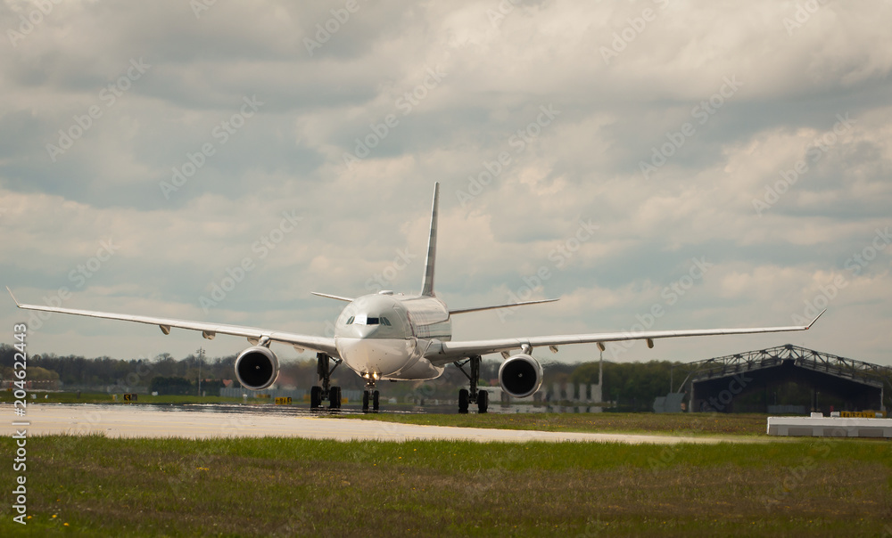 Passagierflugzeug auf der Start-/Landebahn Passagierflugzeug auf der Start-/Landebahn