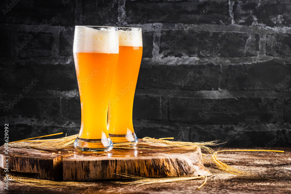 Weissbier Glas auf einem dunkelem Hintergrund Stock-Foto | Adobe Stock