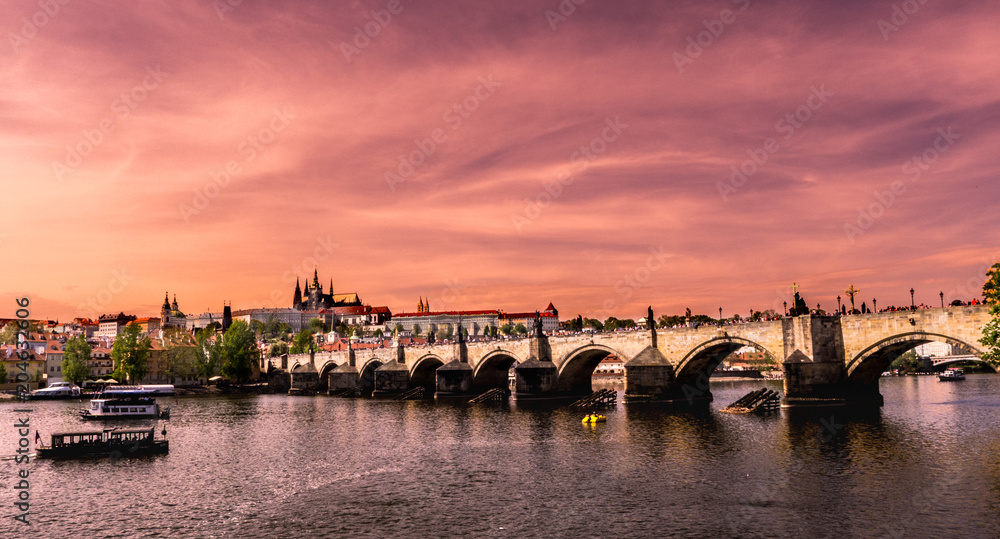Tramonto sulla città di Praga con Castello all'orizzonte e ponte in primo piano