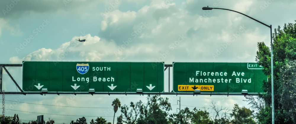 Fototapeta premium Samolot lecący nad autostradą 405 w Los Angeles