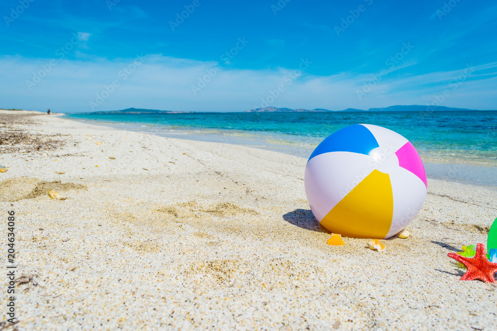 Obraz premium Beach ball on the sand