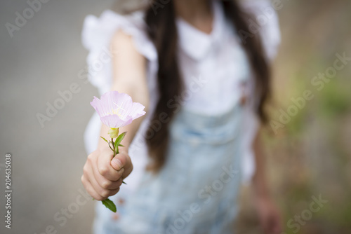 花を差し出す女の子