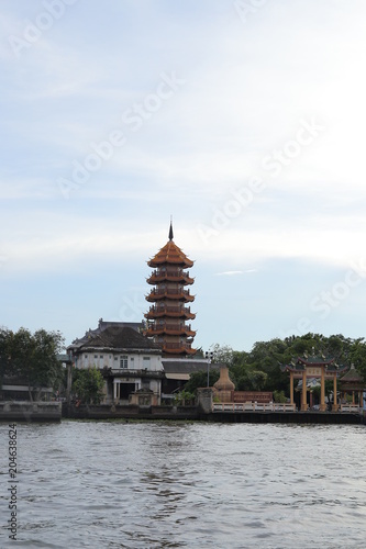 タイ　寺　五重塔　チャオプラヤー沿い　クルージング
