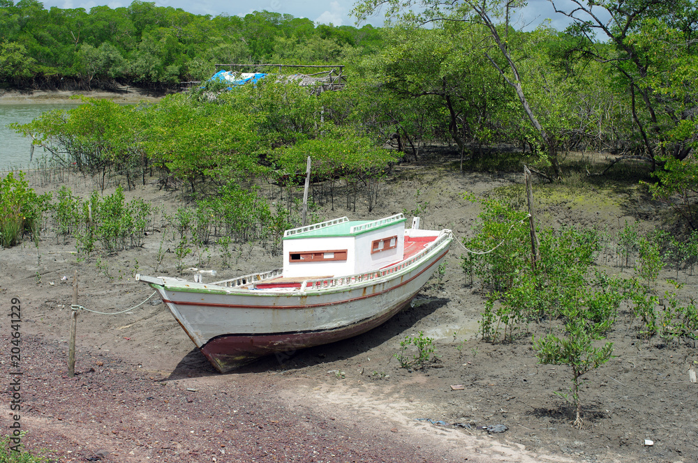 Petit bateau attendant la marée Petit bateau attendant la marée