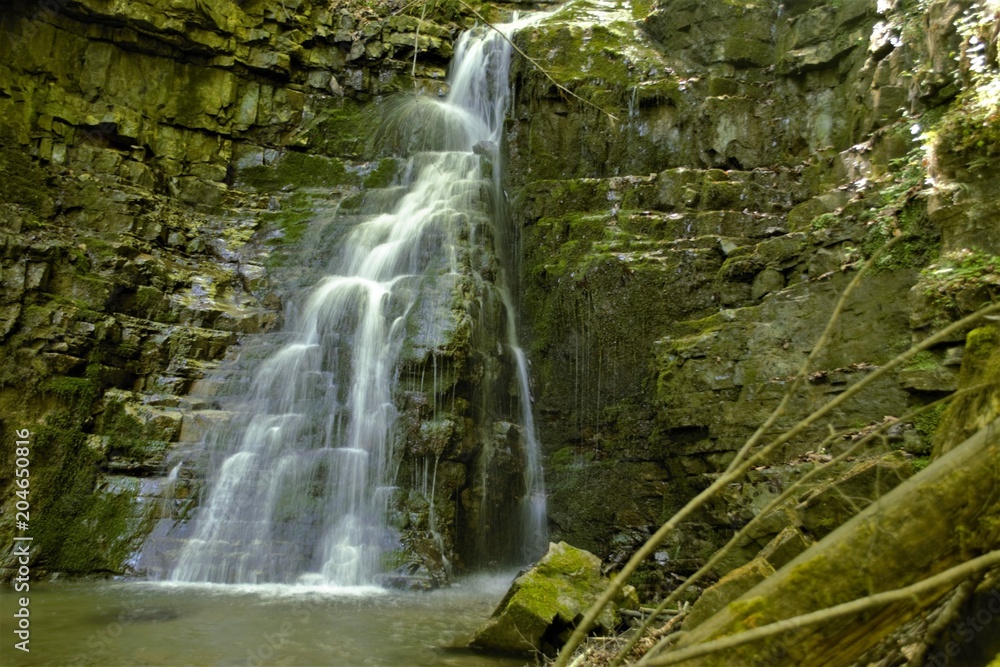 Obraz premium водопад среди скал