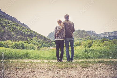Verliebtes Paar blickt in die Ferne, Landschaft © Patrick Daxenbichler