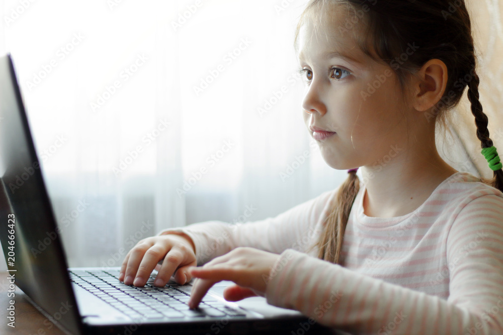 child and laptop