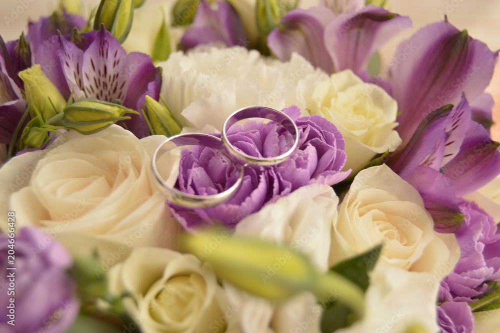 Obraz premium wedding rings on flowers