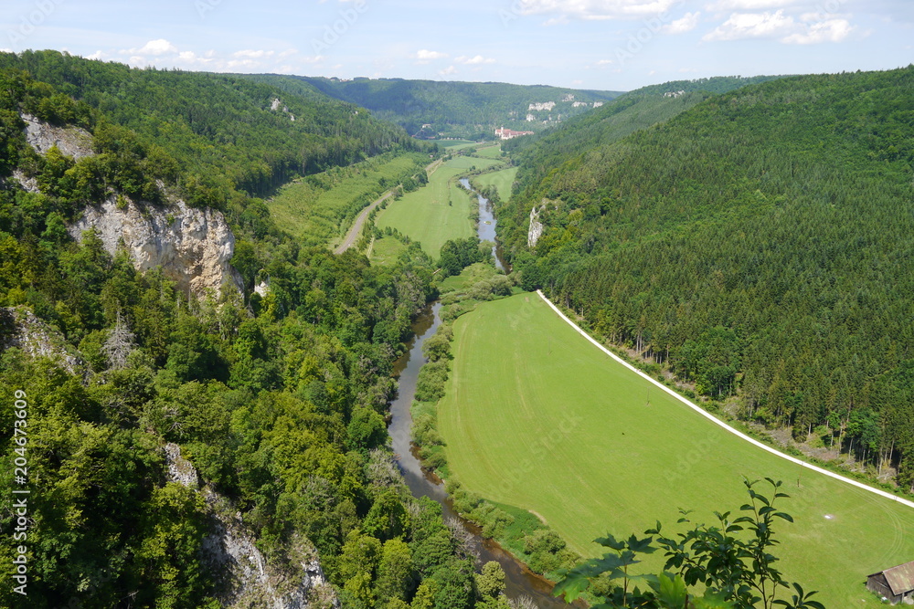 Blick vom Knopfmacherfelsen in den Oberen Donaudurchbruch. Blick vom Knopfmacherfelsen in den Oberen Donaudurchbruch.