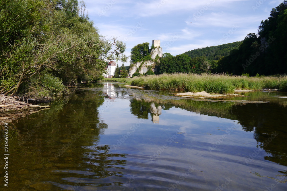 Burg Dietfurt spiegelt sich im Fluss (Naturpark Oberer Donaudurchbruch)