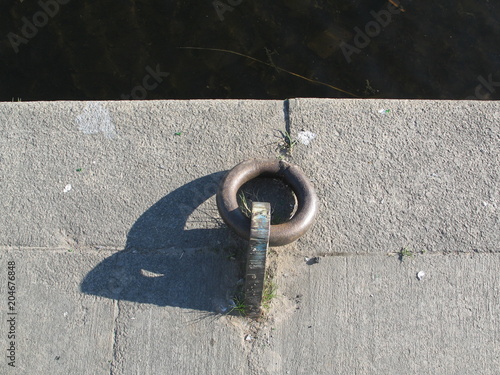 Fotografie iron ring on the dock