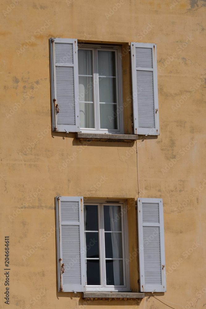 Deux fenêtres avec persiennes