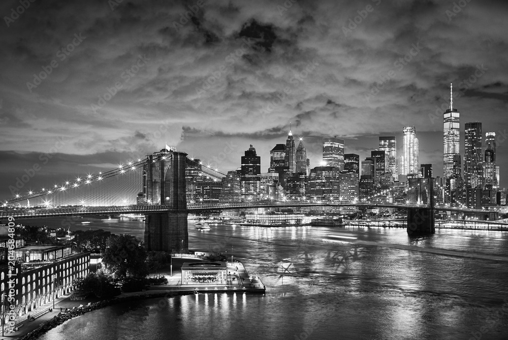Brooklyn Bridge and Manhattan at night, New York City.