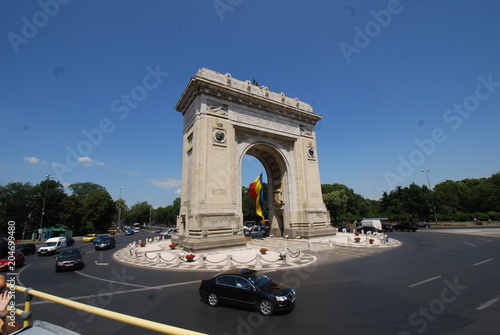  Arcul de Triumf; car; sky; landmark; arch