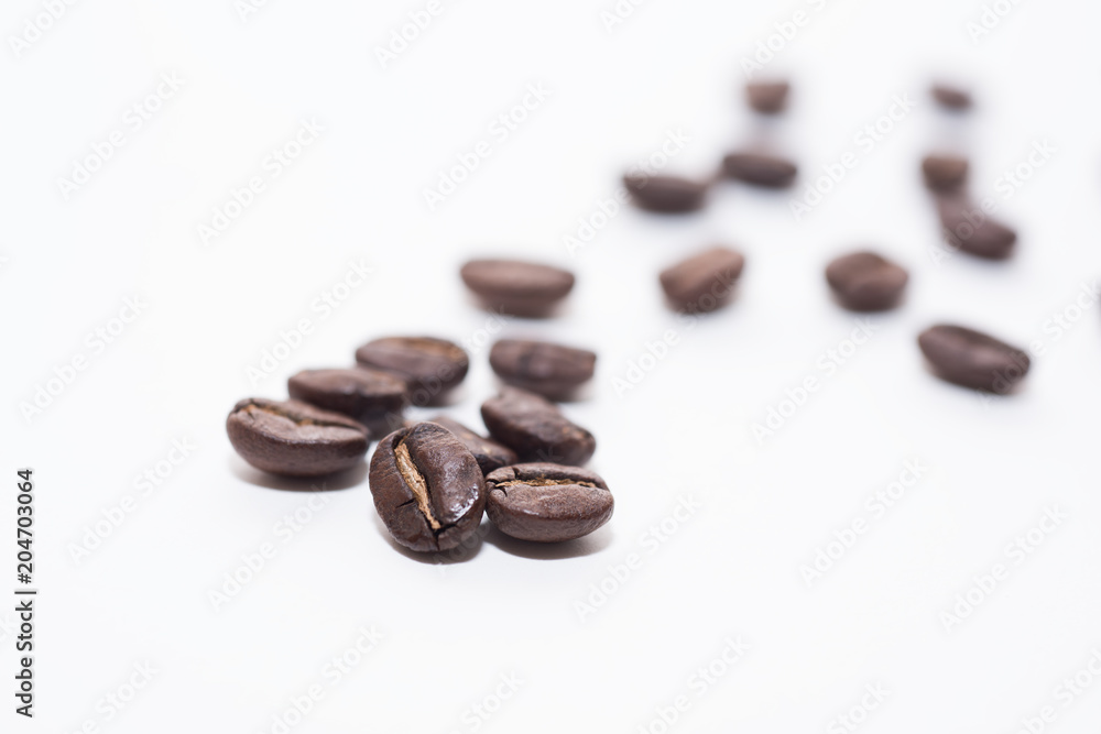 Naklejka premium Roasted coffee beans on white background