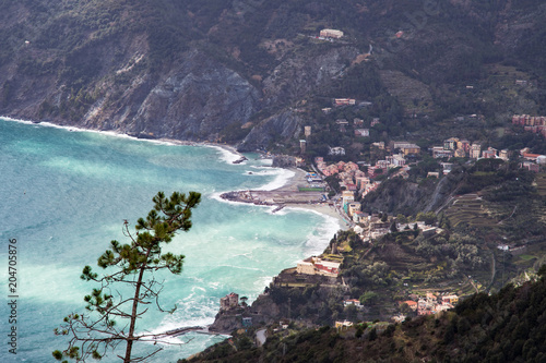 山上から見下ろすチンクエ・テッレの村 モンテロッソ・アル・マーレ ～険しいリグーリア海岸の5つの村（イタリア・リグーリア州）