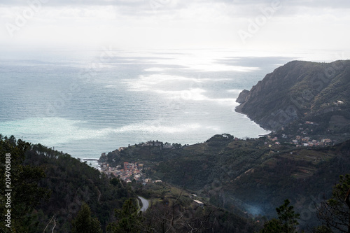 山上から見下ろすチンクエ・テッレの村 モンテロッソ・アル・マーレ ～険しいリグーリア海岸の5つの村（イタリア・リグーリア州）