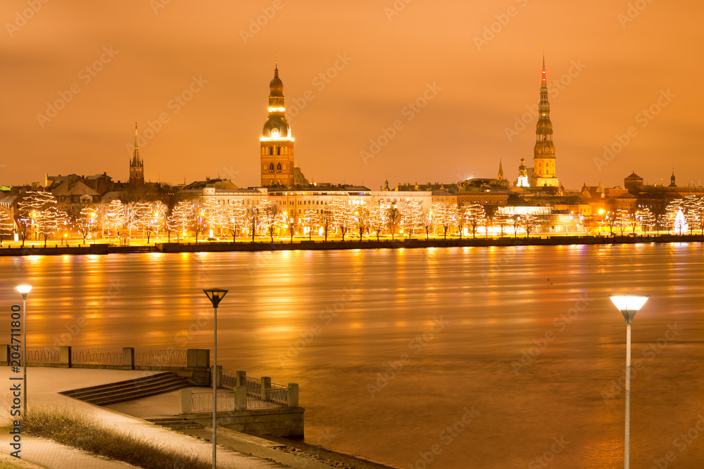 Obraz premium night, river, city, architecture, bridge, church, water, sky, travel, europe, reflection, building, tower, light, panorama, cathedral, budapest, kremlin, evening, town, view, skyline, tourism, riga, d